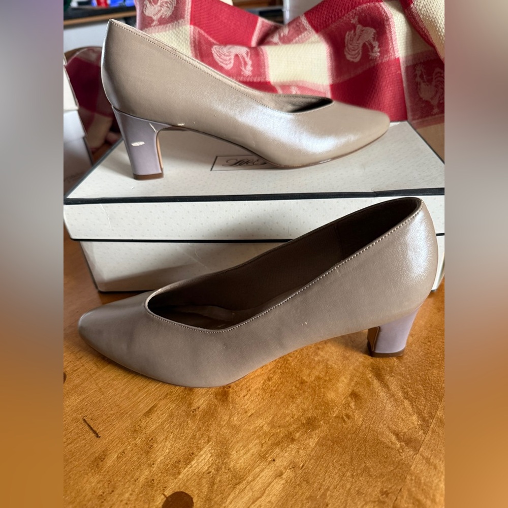 Life Stride taupe pumps size 7 C